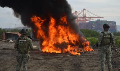 Marina y FGR incineran 1 mil 392 kilogramos de clorhidrato de cocaína, en Manzanillo, Colima