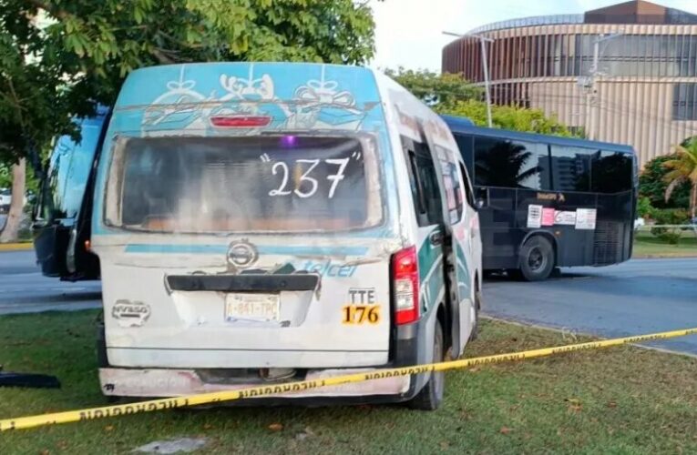 Pasajero de combi muere en Cancún tras brutal choque con autobús