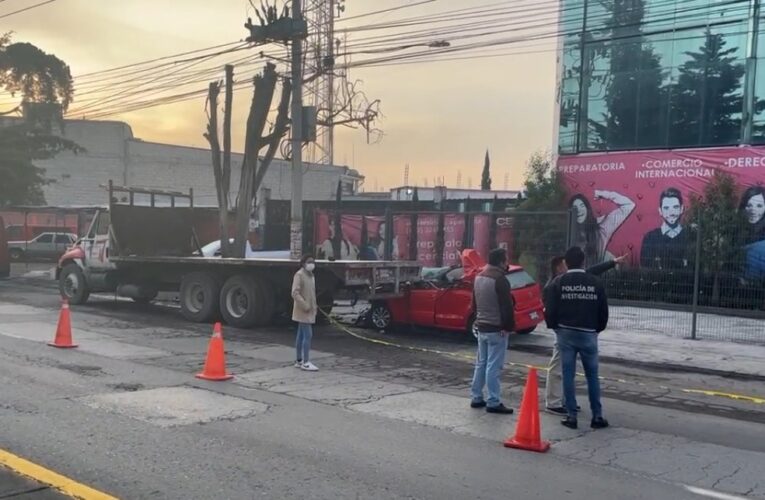 Mujer muere tras chocar contra la parte trasera de un camión estacionado