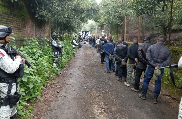 G.N., Ejército Mexicano y Guardia Civil Michoacán, aseguran 167 personas con armamento y vehículos