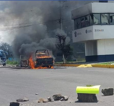 Video | Toman instalaciones de la policía en San José del Rincón y queman patrullas