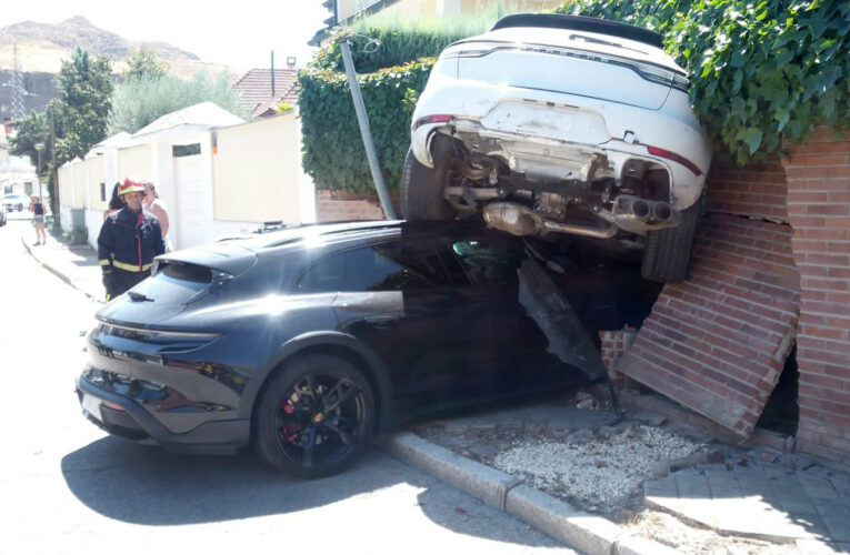 Un Porsche y Macan, ambos atraviesan el muro de una casa