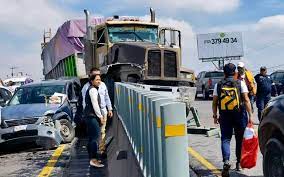 Accidente en la carretera Toluca-Tenango deja cuatro heridos y daños materiales