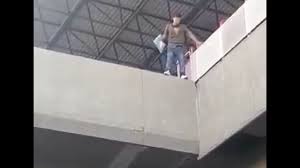 Video.- Hombre cae de estación del metro y cae sobre un vehículo
