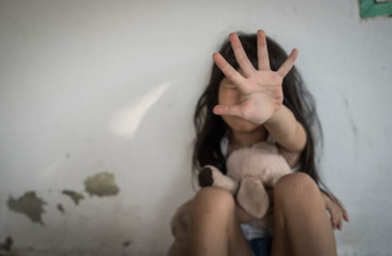 Una menor fue golpeada y abusada por una pareja en Rusia