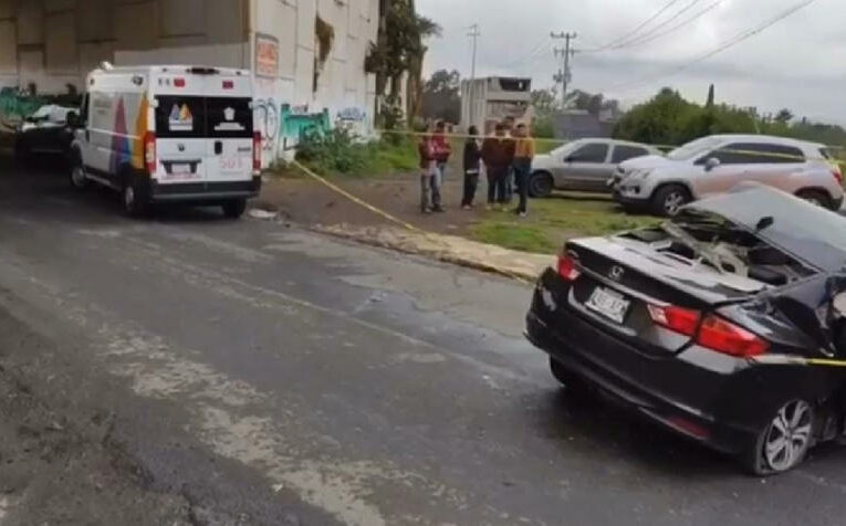 Doctora cae de puente vehicular y muere en Tlalmanalco