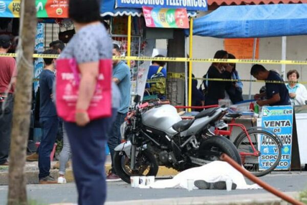 Motociclista arrolla a anciano y lo mata en un tianguis de Neza