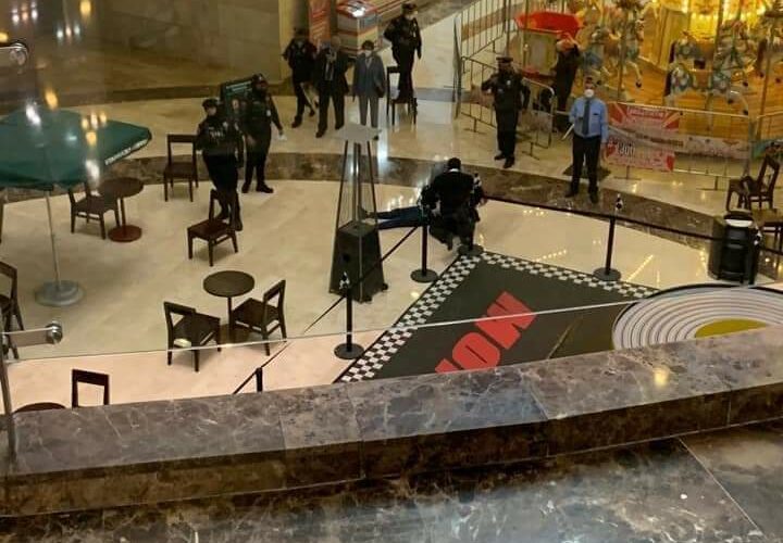 Mujer se suicida lanzándose de 2do piso en centro comercial Santa Fe