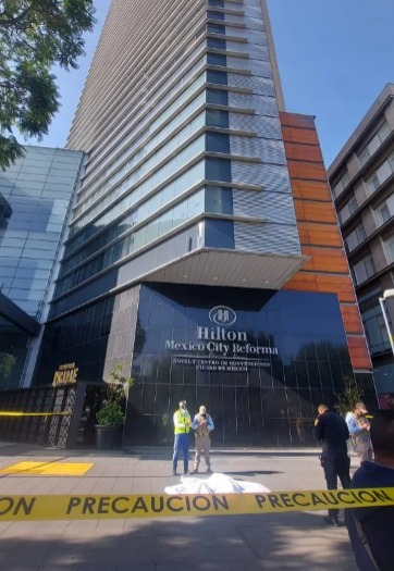 cae hombre de hotel hilton cdmx