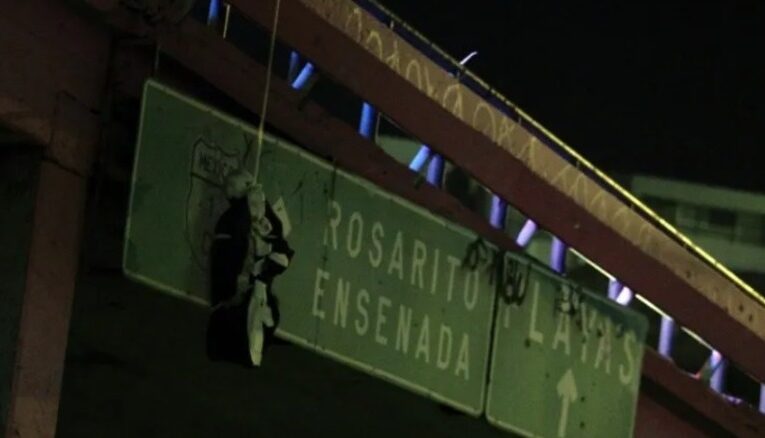 Cuelgan el cuerpo de una mujer en Puente de la colonia El Mirador, Tijuana