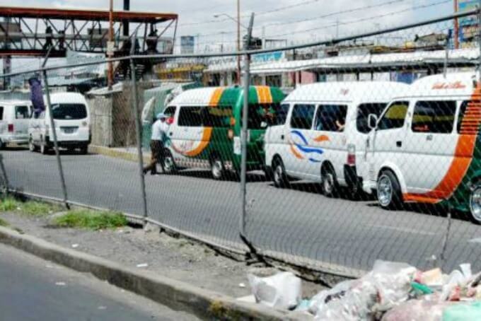 En Ecatepec dos mujeres se subieron a saltar una combi