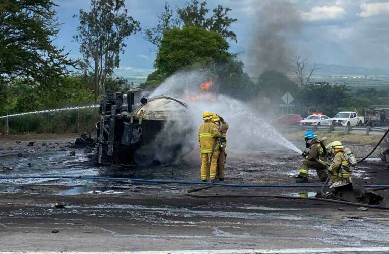 Video- Explota pipa de combustible en la carretera Guadalajara-Colima