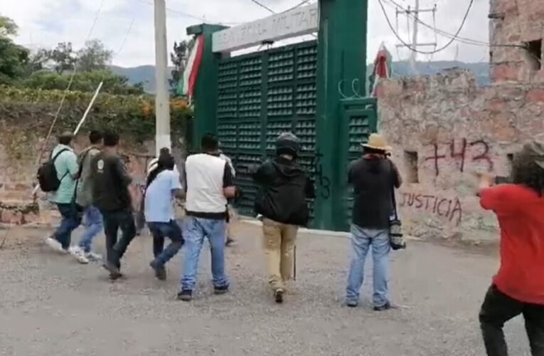 Normalistas de Ayotzinapa arremeten contra Zona Militar en Iguala, Guerrero