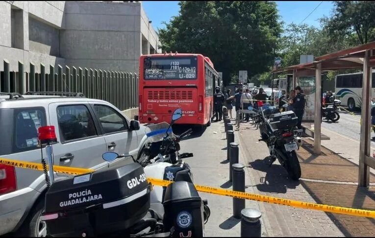 Video- Hombre secuestra un autobús con pasajeros y apuñala a una pasajera en Guadalajara