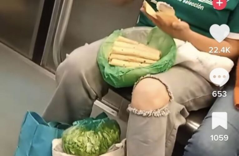 ¿Y la higiene? Aparece en Tiktok señora preparando tacos en los vagones del metro de CDMX