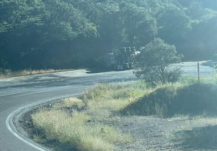 En Sonora se voltea una pipa con acido nítrico y provoca caos vial