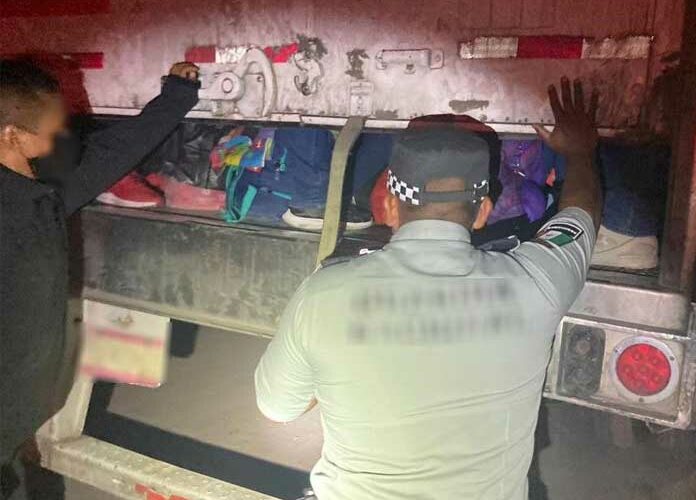 Hallan a 121 migrantes hacinados en un camión en carretera de NL
