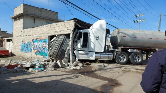 Pipa se impacta en la carretera Texcoco-Lechería
