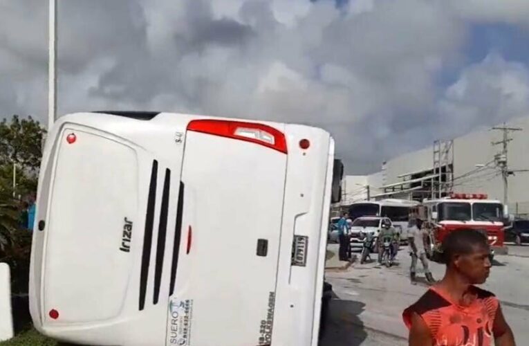 Video. Dos muertos y 48 heridos tras volcamiento de bus en Punta Cana