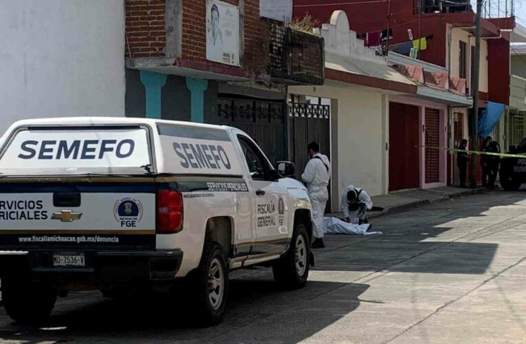 Balacean a dos motociclistas en Michoacán, uno falleció