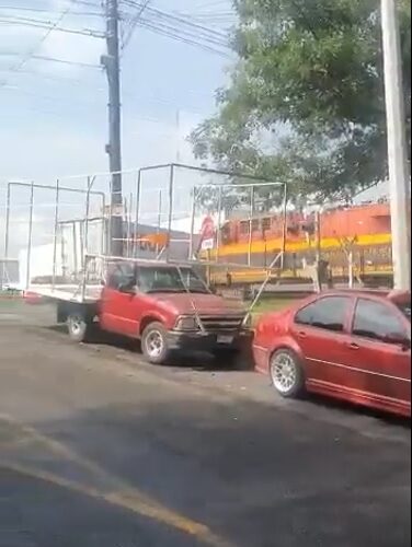 (Video) Tren embiste a tráiler en Morelia, Michoacán