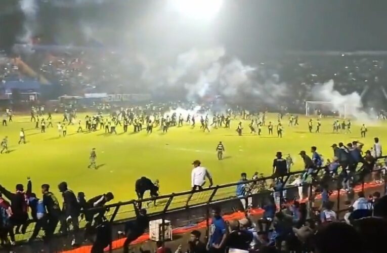 😨 Video- Se reportan130 muertos en Indonesia por disturbios en partido de fútbol 
