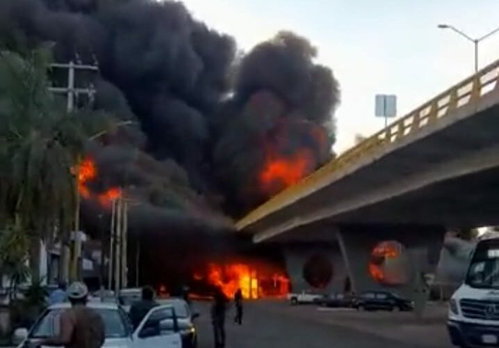 Tren embiste a pipa de Pemex y causa incendio en Aguascalientes