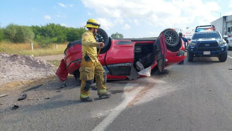 Joven resulta lesionado al volcar su camioneta en Culiacán