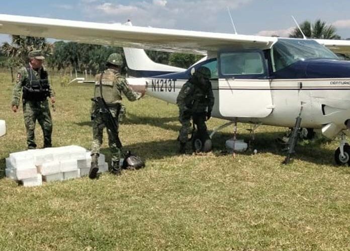 Ejército y Fuerza Aérea Mexicanos aseguran aeronave y posible cocaína en Chiapas