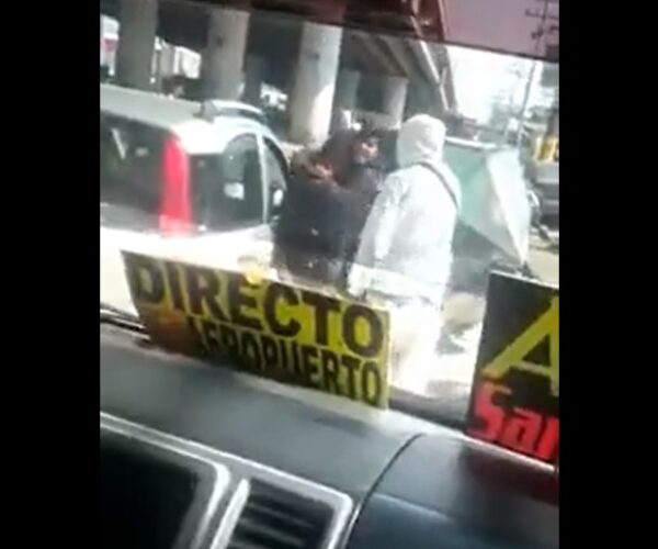 Video.- Mototaxis golpean auto en Chicoloapan