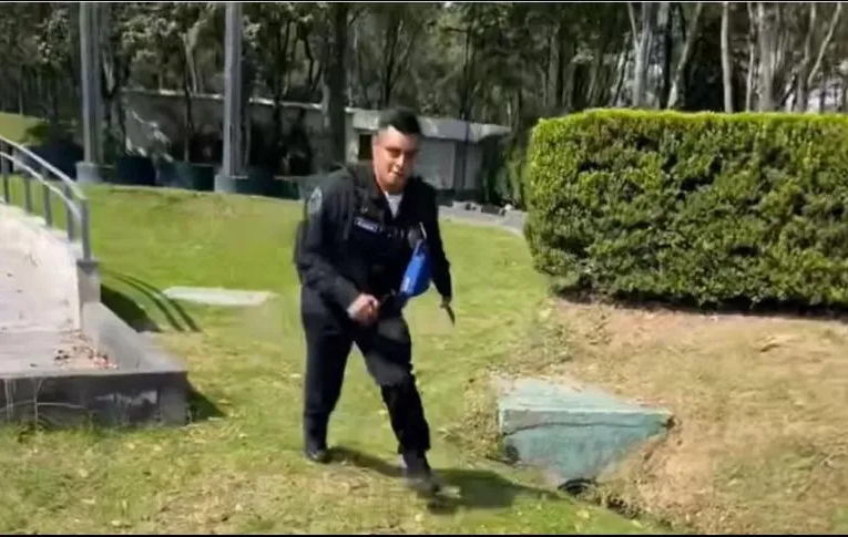 Video.- Agente de la policía de CDMX agrede a chico que patinaba en Los Pinos