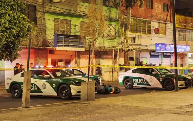 Motociclista se parte el cráneo en Iztacalco