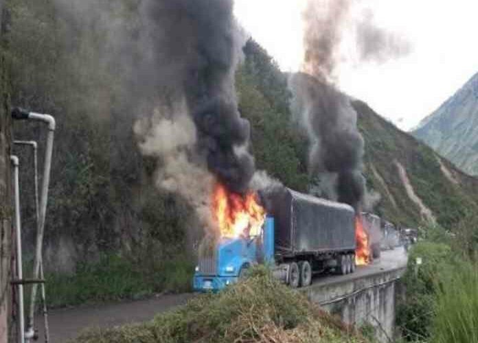 Siete camiones de cargada son quemados en Colombia