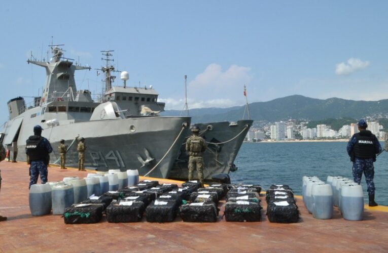 La Secretaría de Marina a través de la Armada de México aseguró aproximadamente 1200 kilogramos de clorhidrato de cocaína y combustible, en la costa de Guerrero