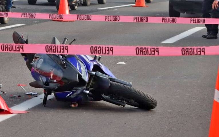 Muere motociclista al ser aplastado por una pipa en la México-Pachuca