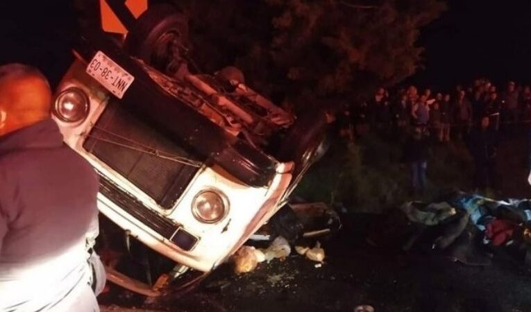 Se vuelca combi y deja ocho muertos en Jilotepec