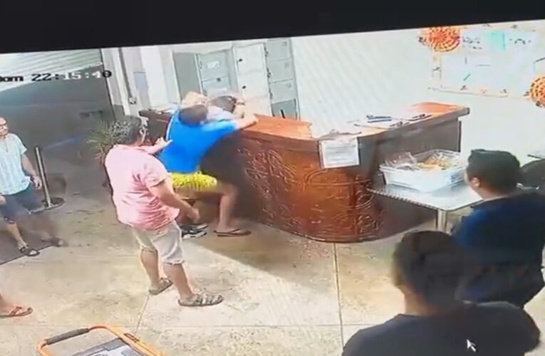 Video- Camará de seguridad graba a Fernando Montoya golpeando a empleado de Cabo Escape