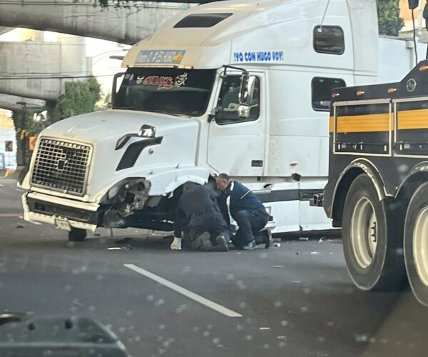 Camión recolector de basura causa tráfico sobre periférico tras sufrir accidente