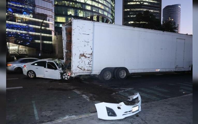 Tráiler y automóvil chocan en Reforma