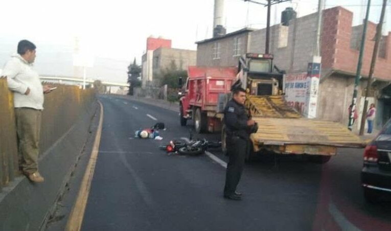 Motociclista derrapa y muere en la México-Puebla