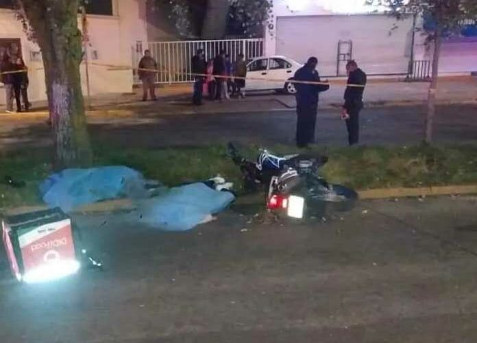 En Metepec, muere pareja en motocicleta, eran repartidores de DiDi