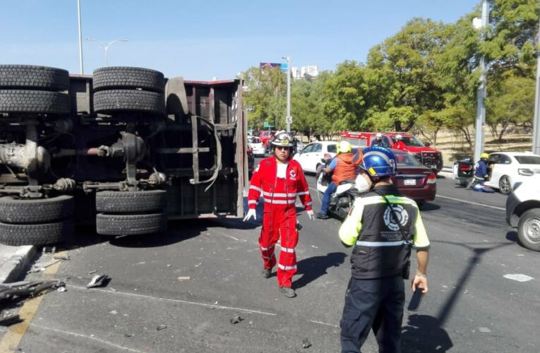 Camión causa accidente múltiple en Bernardo Quintana, Queretaro