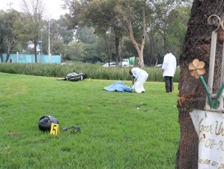 Muere motociclista en retorno, se impacta contra árbol: Xochimilco