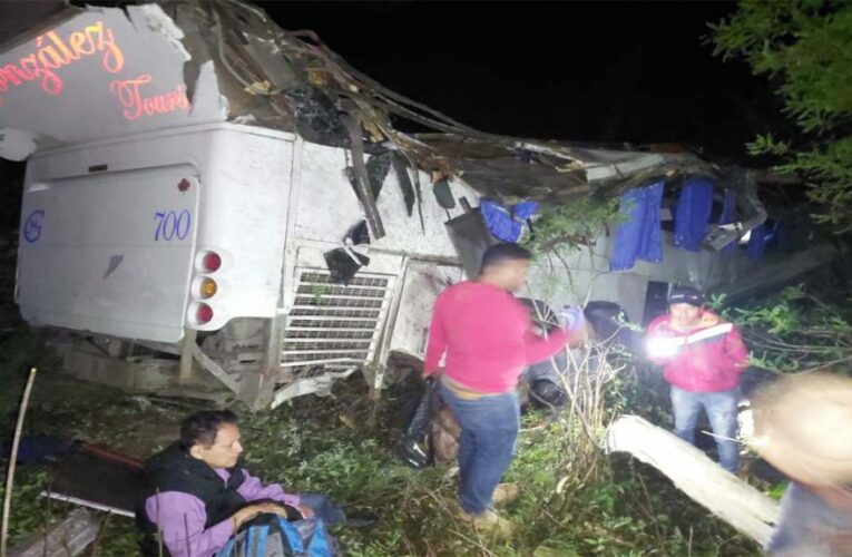 Caída de autobus a un barranco en Oaxaca deja 1 muerto y 39 heridos