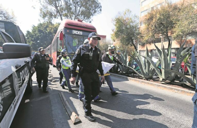 Metrobús aplasta a motociclista