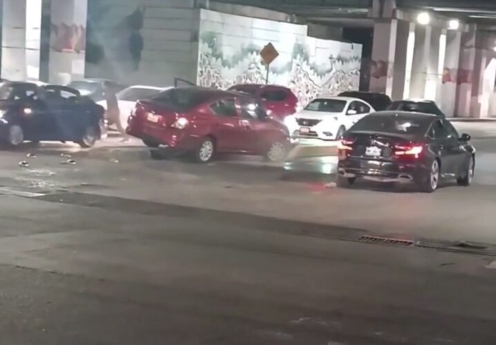 (VIDEO) Conductores protagonizan pelea chocando sus autos