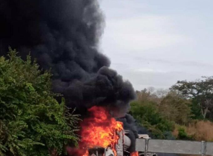 Video. Arde pipa con combustible en Cotaxtla, Veracruz