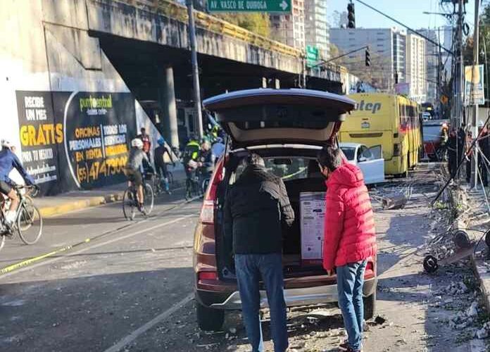 Camión se queda sin frenos en la México-Toluca, impactó autos y postes.