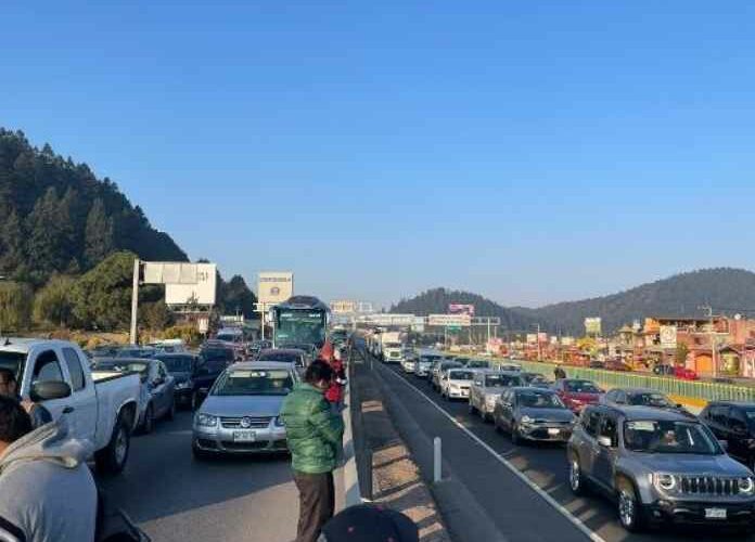 Ejidatarios cierran la autopista México-Toluca