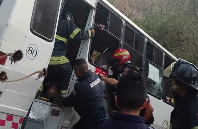 Fatal accidente camión cae por barranco, mueren al menos 35 personas en Naucalpan